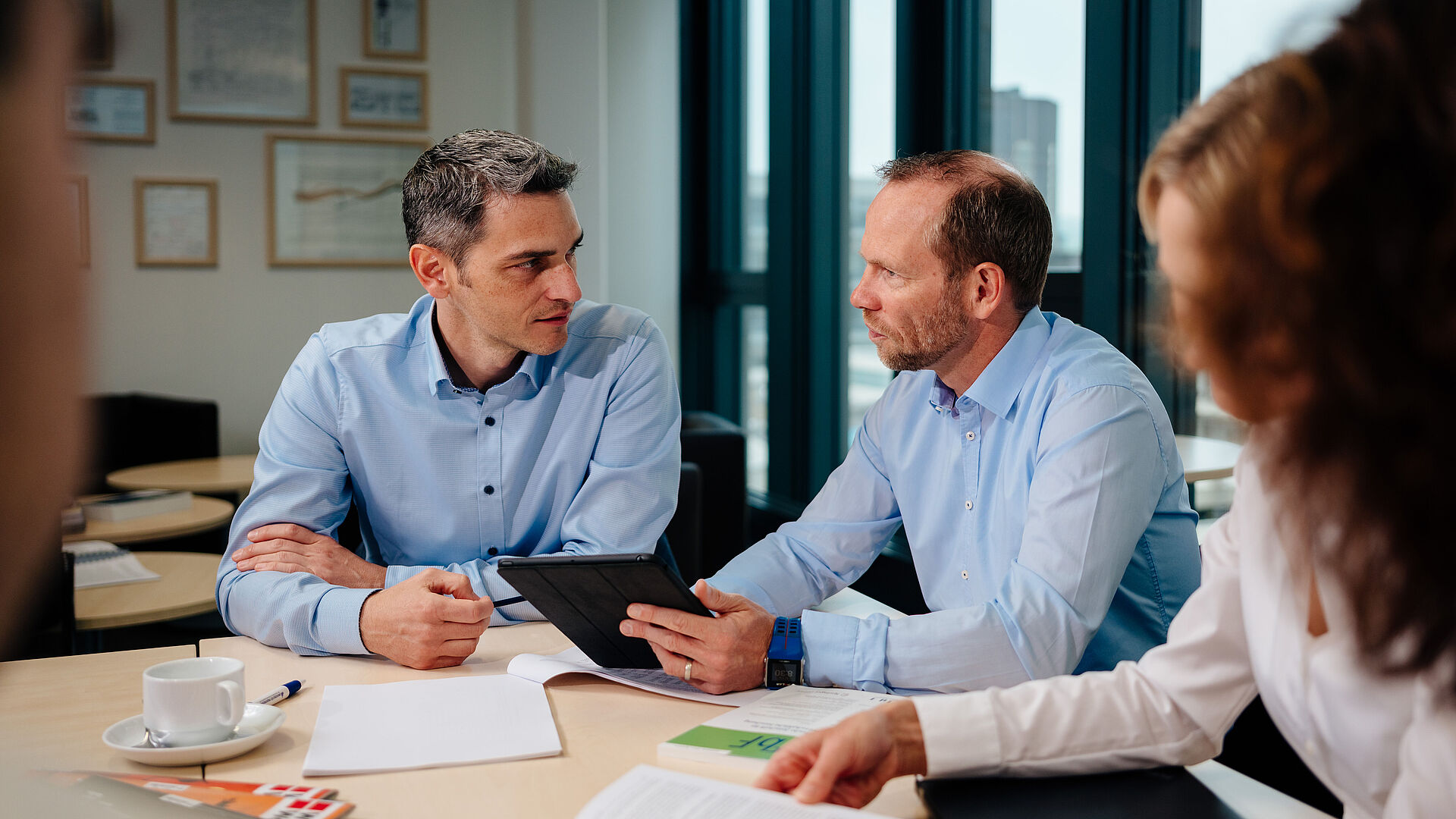 Besprechungsrunde mehrerer Personen.