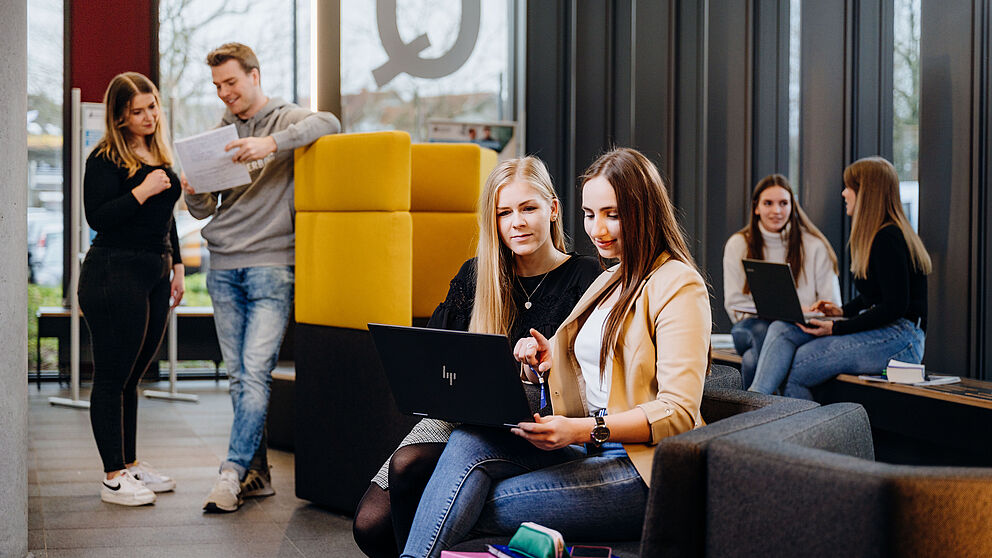 Studierende Lernen im Q1 Foyer